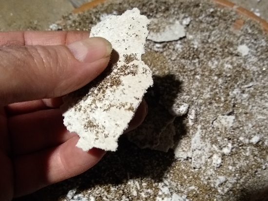 Perlite powder and water glass displacer